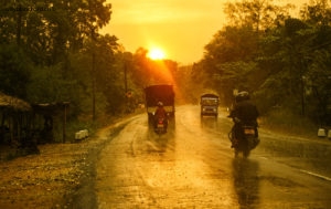 Sri Lanka. Trajet de Polonnaruwa à Habarana. Coucher de soleil et pluie. 14 septembre 2018 © Willy BLANCHARD