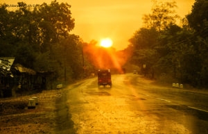 Sri Lanka. Trajet de Polonnaruwa à Habarana. Coucher de soleil et pluie. 14 septembre 2018 © Willy BLANCHARD