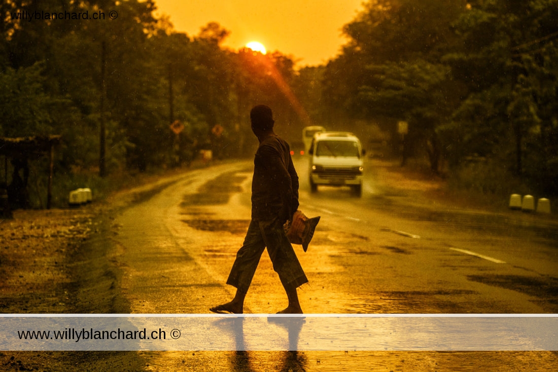 Sri Lanka. Trajet de Polonnaruwa à Habarana. Coucher de soleil et pluie. 14 septembre 2018 © Willy BLANCHARD