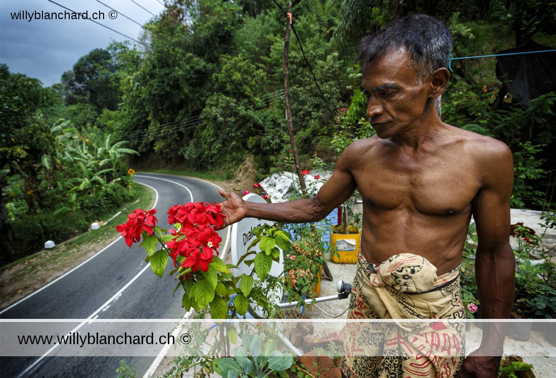 Sri Lanka. Portrait d'un fleuriste sur la route d'Ella. 10 septembre 2018 © Willy BLANCHARD