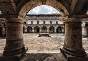 Guatemala, Antigua. Convento de las Capuchinas. Vue sur le patio. 6 septembre 2010 © Willy BLANCHARD