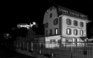 Suisse, Vaud, Lucens de nuit. Boulangerie-Pâtisserie Bessa et le château. Rue du Marché 1. 23 mai 2020 © Willy BLANCHARD