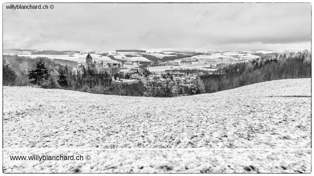 Lucens et le château, première neige. 5 décembre 2020 © Willy BLANCHARD