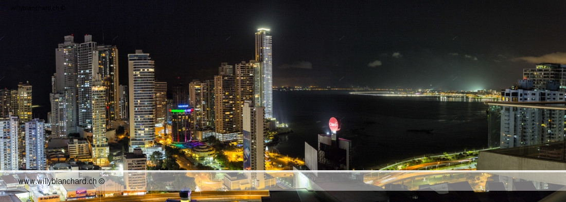 Vue sur Panama City de nuit, en direction de la baie au sud, des gratte-ciels depuis le Hard Rock Hotel Panama Megapolis. 2 septembre 2015 © Willy BLANCHARD
