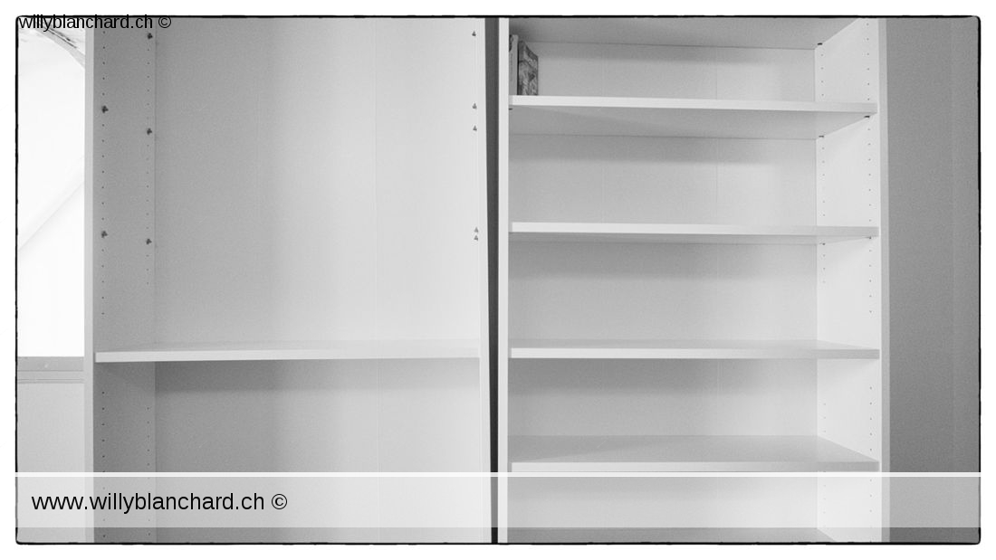 Montage des premières bibliothèques "Billy", Ikea. 22 décembre 2022 © Willy BLANCHARD