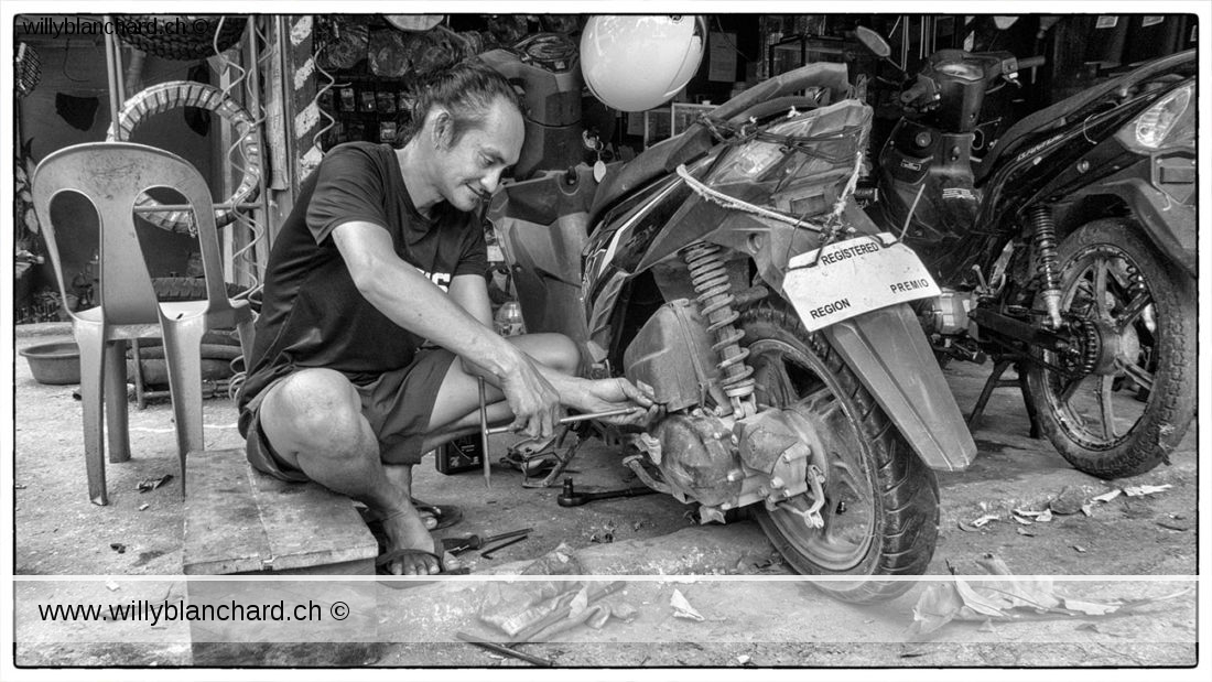 Le mécanicien. Matnog, Motorcycle Parts and Accessories. 10 août 2023 © Willy BLANCHARD