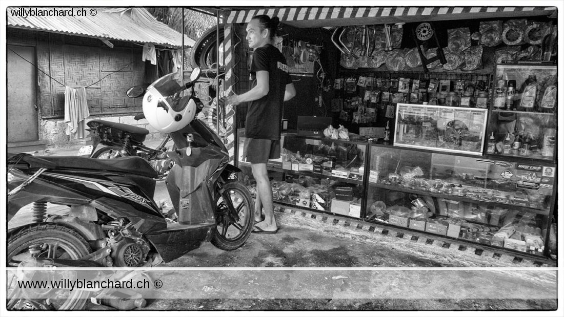 L'atelier en plein air, mécanicien moto. Philippines, Cebu, San Francisco, Northern Poblacion, Matnog, 10 juillet 2023 © Willy BLANCHARD