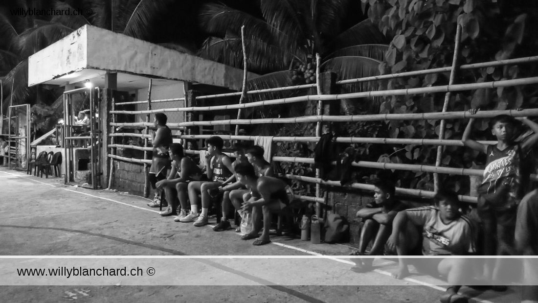 Le banc des remplaçants. Santiago, San Francisco, Cebu, Philippines. 26 août 2023 © Willy BLANCHARD