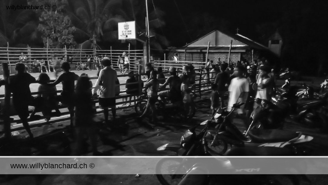 Les spectateurs et le parking à moto et scooter. Santiago, San Francisco, Cebu, Philippines. 26 août 2023 © Willy BLANCHARD