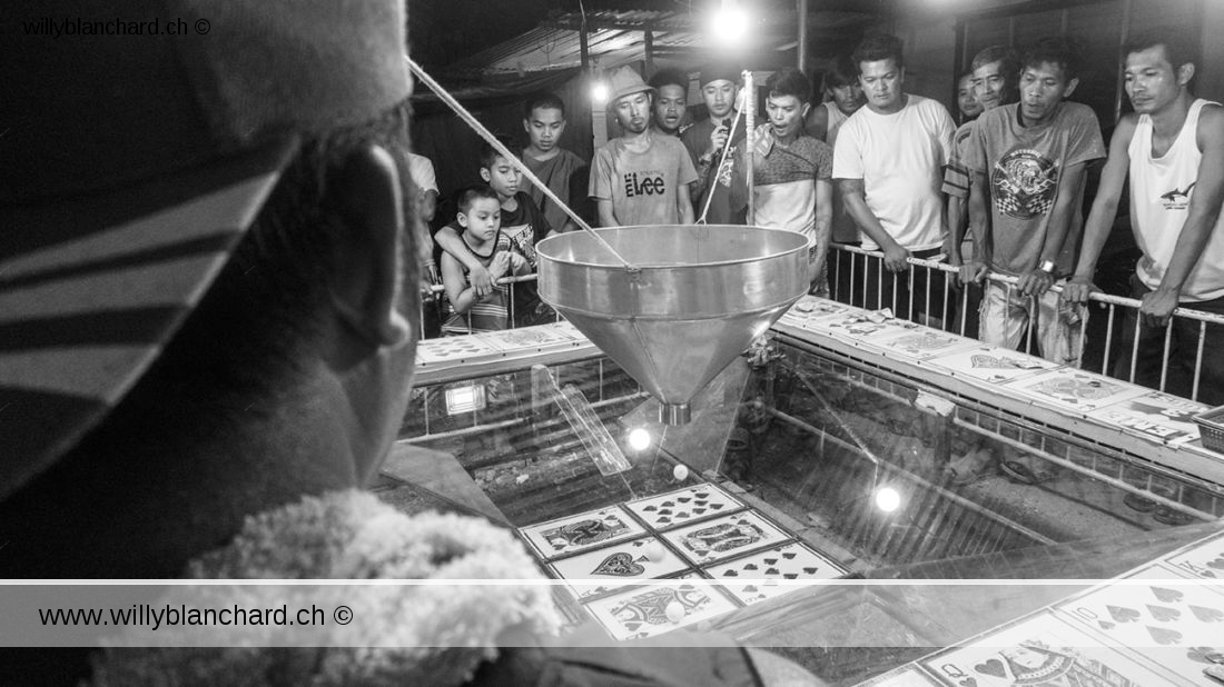 Jeu de hasard à Cogon, Esperanza, San Francisco, Camotes Islands, Philippines. 16 mai 2024 © Willy BLANCHARD